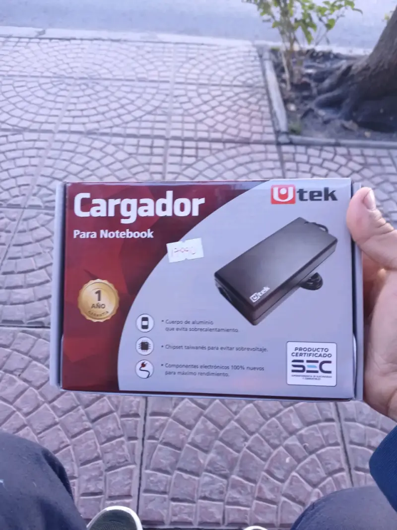 Cargador para notebook Utek - 1
