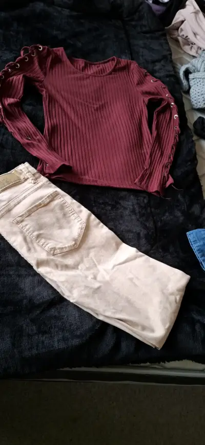 Blusa burdeos con ojales - miniatura 1
