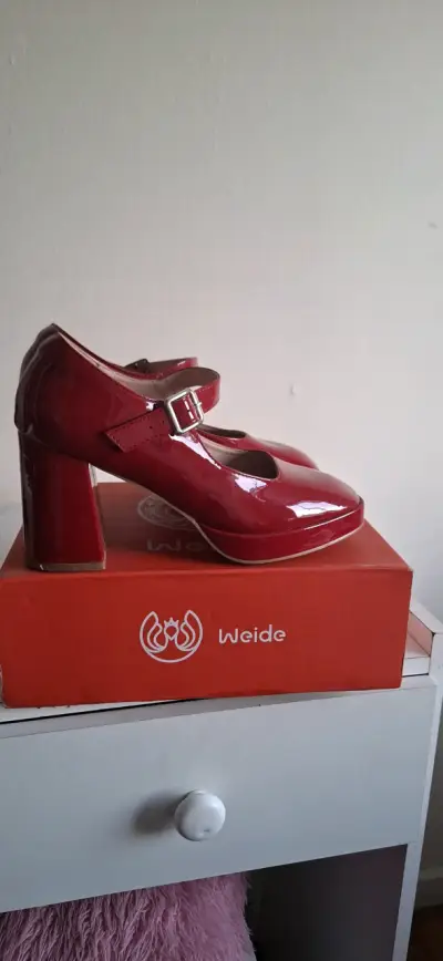 Zapatos rojos charol con taco - miniatura 1