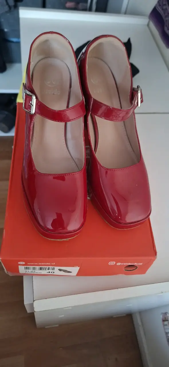 Zapatos rojos charol con taco - 3
