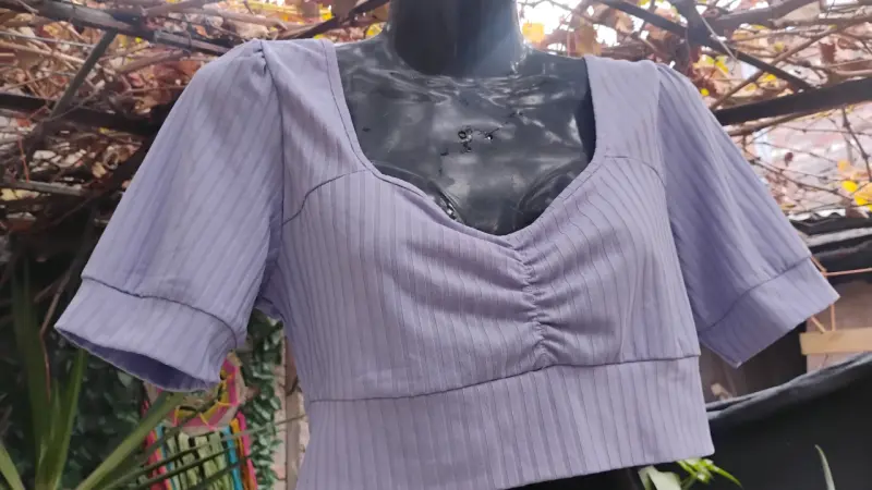 Blusa lila con pliegues - 1