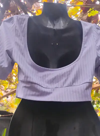 Blusa lila con pliegues - miniatura 2
