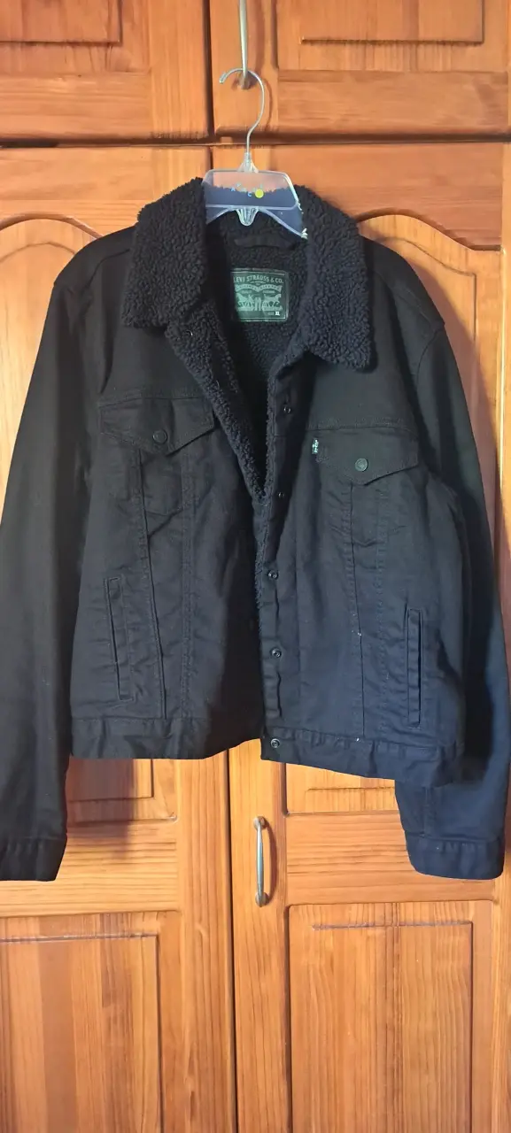 Chaqueta negra con forro de borrego