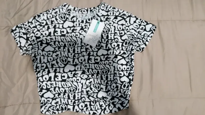 Polera estampada blanco y negro