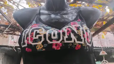 Polera deportiva negra floral - miniatura 1