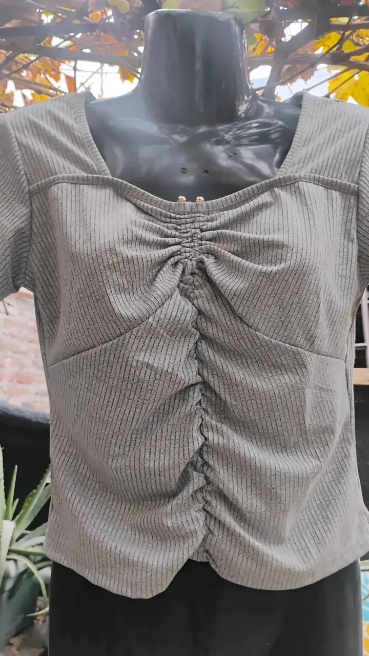 Blusa gris con pliegues - 1