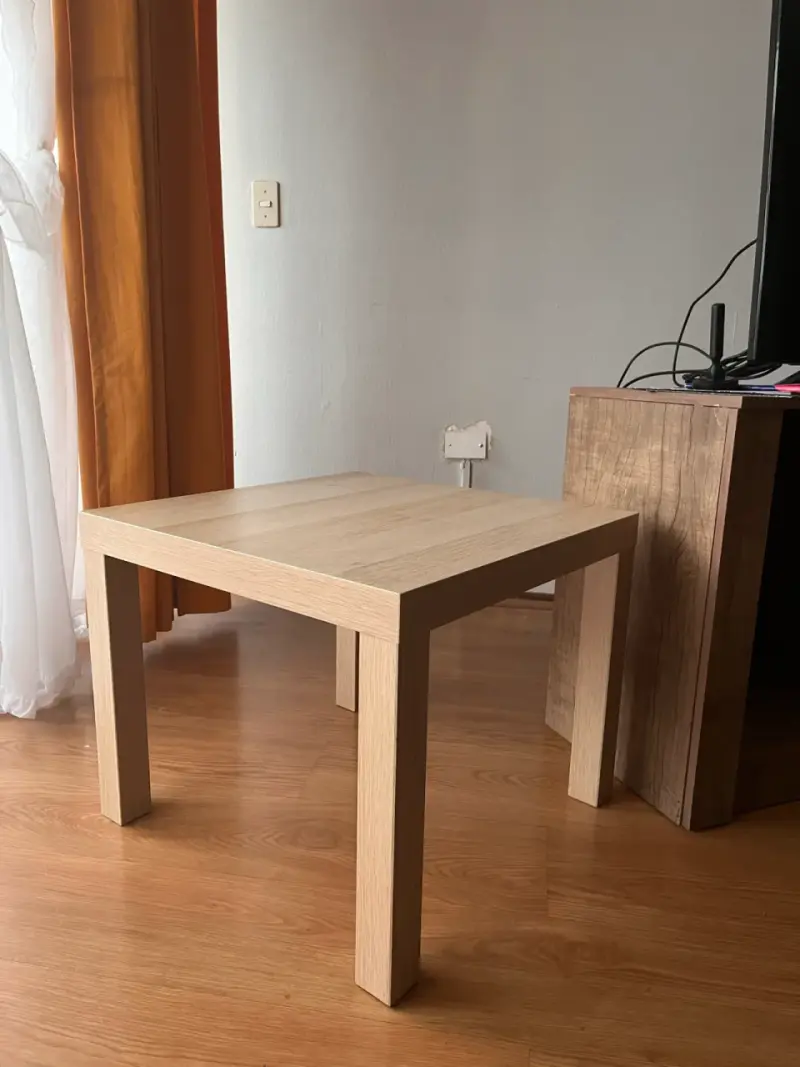 Mesa IKEA de centro minimalista - 1