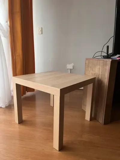 Mesa IKEA de centro minimalista - miniatura 1