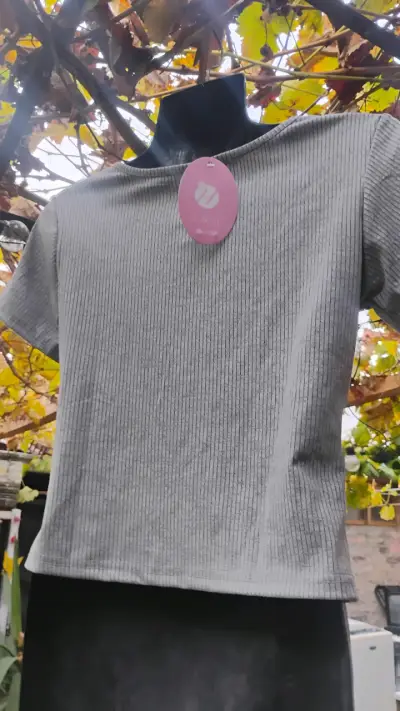 Blusa gris con pliegues - miniatura 2