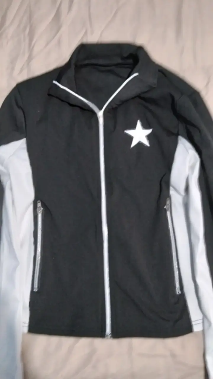 Chaqueta negra con estrella blanca