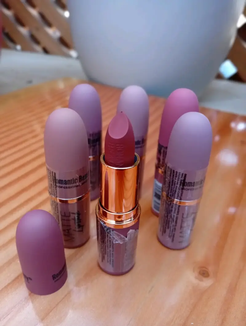 Labiales mate románticos y maquillaje - 1