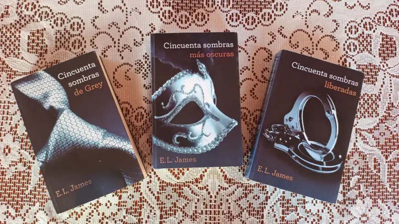 Trilogía Cincuenta Sombras de Grey + Libro Grey - 1