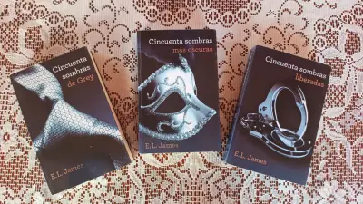 Trilogía Cincuenta Sombras de Grey + Libro Grey - miniatura 1