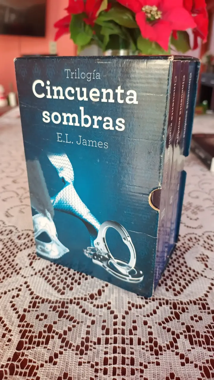 Trilogía Cincuenta Sombras de Grey + Libro Grey - 2