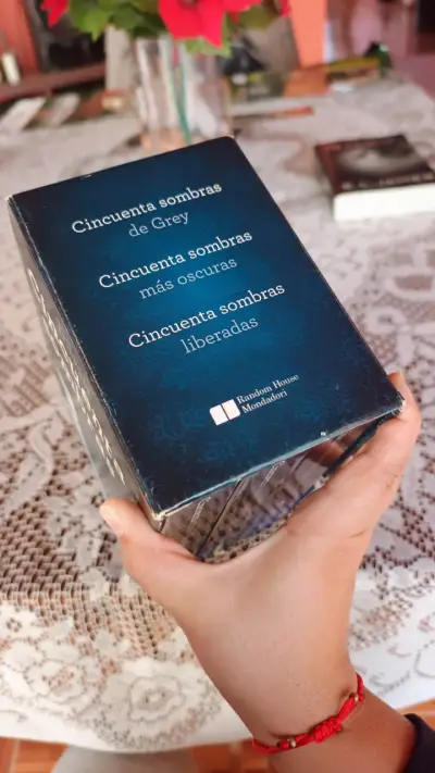 Trilogía Cincuenta Sombras de Grey + Libro Grey - miniatura 3