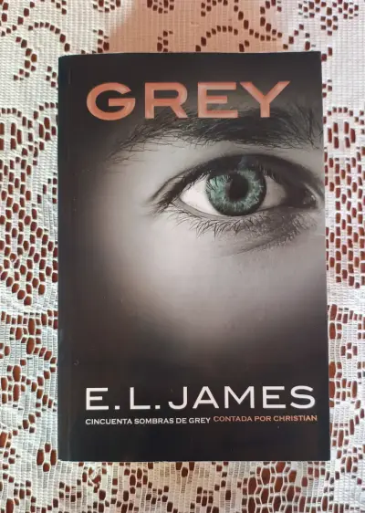 Trilogía Cincuenta Sombras de Grey + Libro Grey - miniatura 4