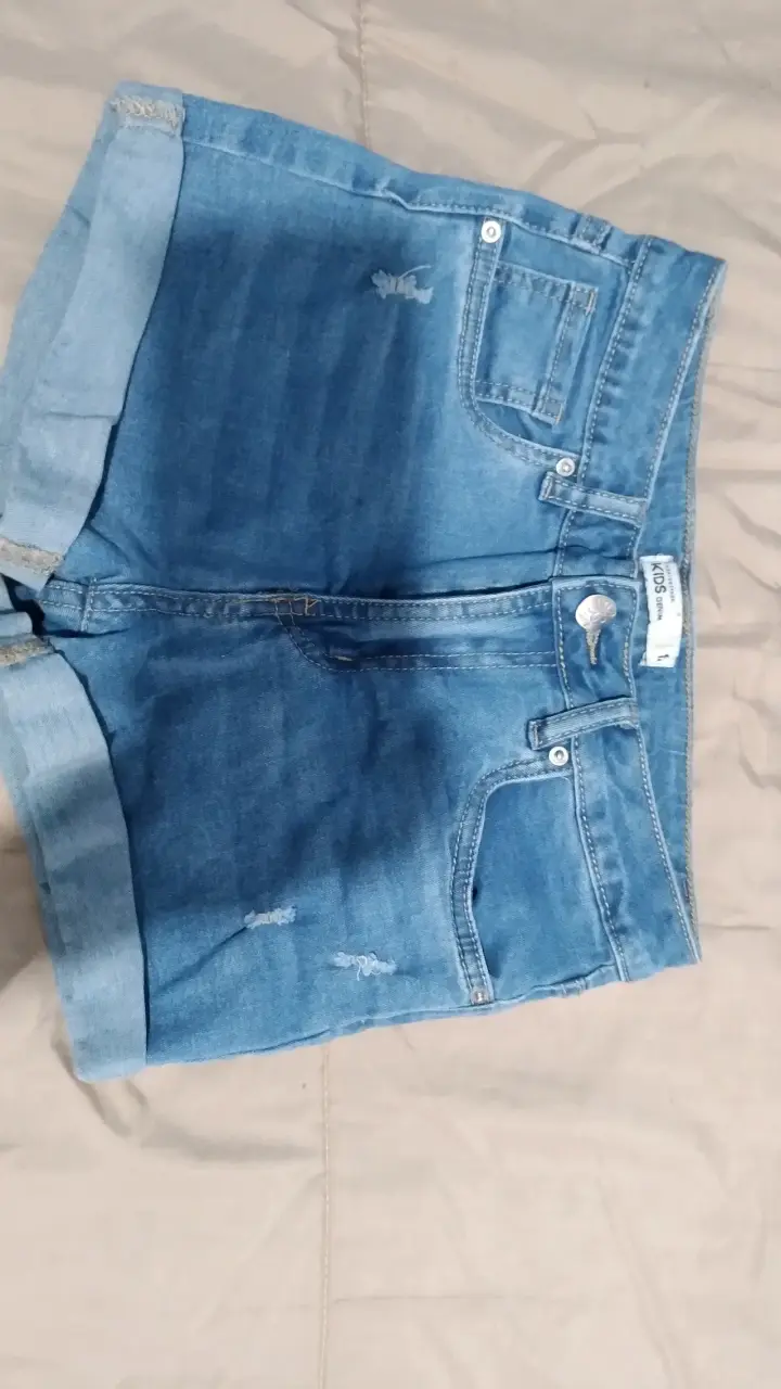 Shorts de mezclilla azul desgastados