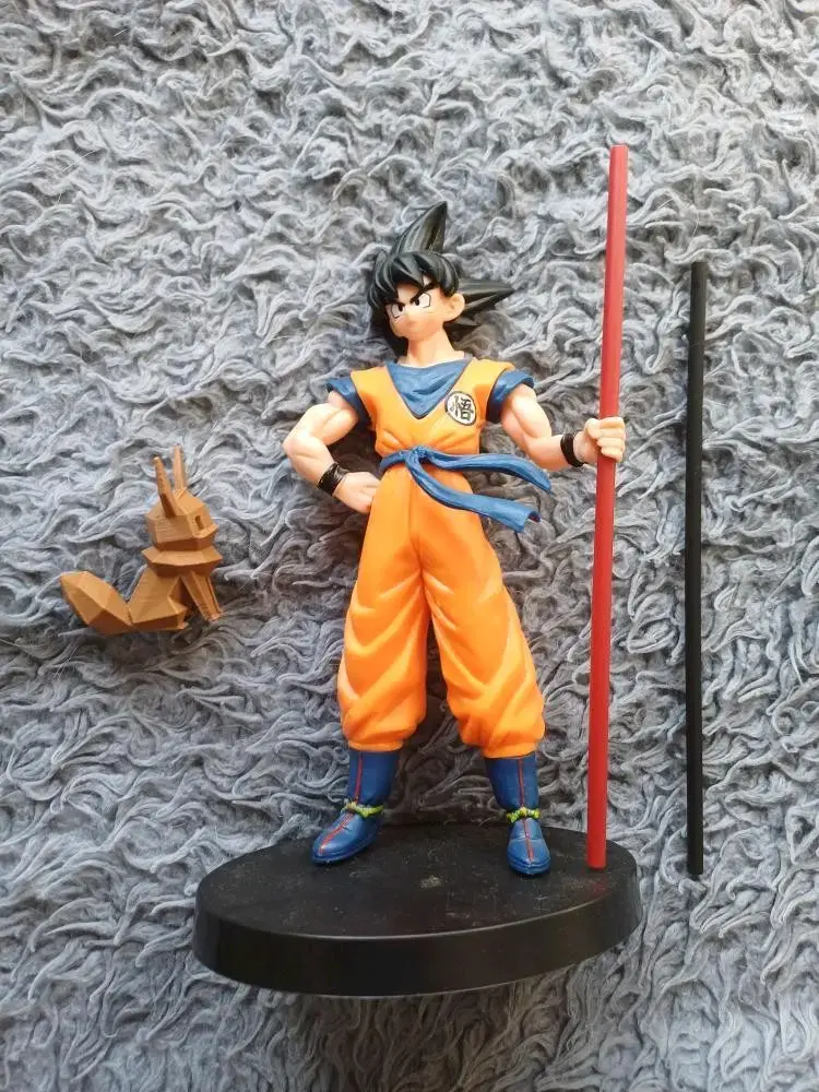 Figura de acción Goku con bastones