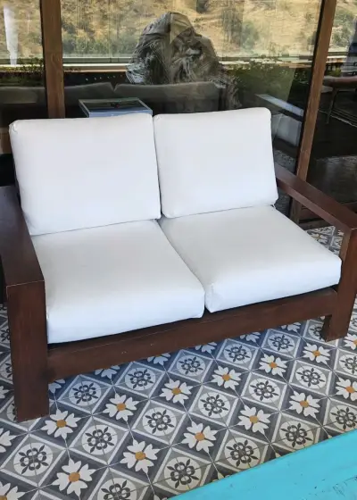 Sofá de madera con cojines blancos - miniatura 1