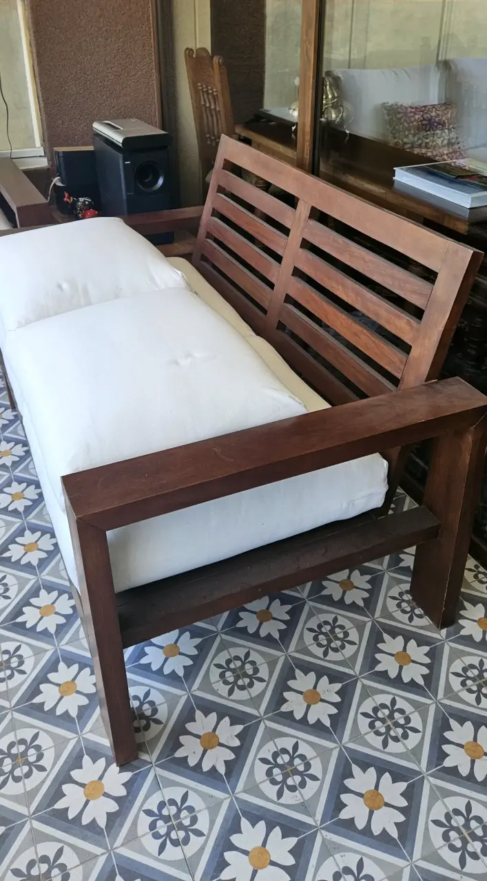 Sofá de madera con cojines blancos - 2