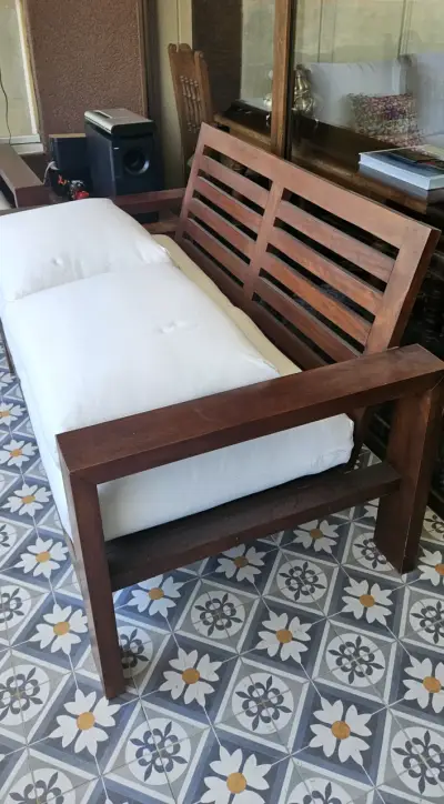 Sofá de madera con cojines blancos - miniatura 2