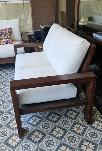 Sofá de madera con cojines blancos - miniatura 3