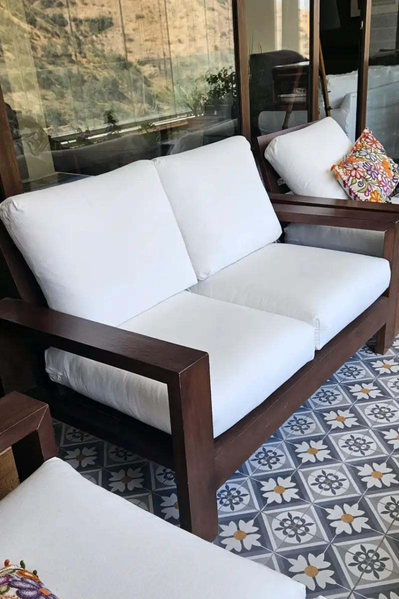 Sofá de madera con cojines blancos - 4