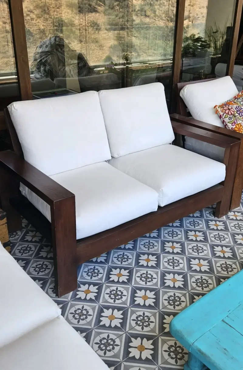 Sofá de madera con cojines blancos - 5