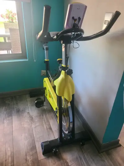 Bicicleta de spinning amarilla - miniatura 3