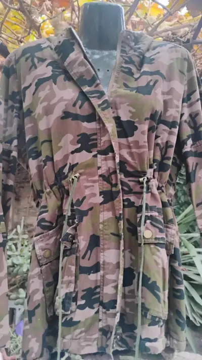 Chaqueta camuflaje con capucha - miniatura 1