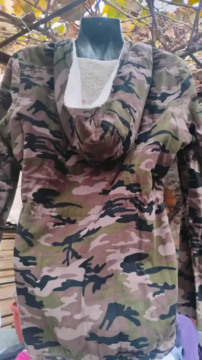 Chaqueta camuflaje con capucha - miniatura 2