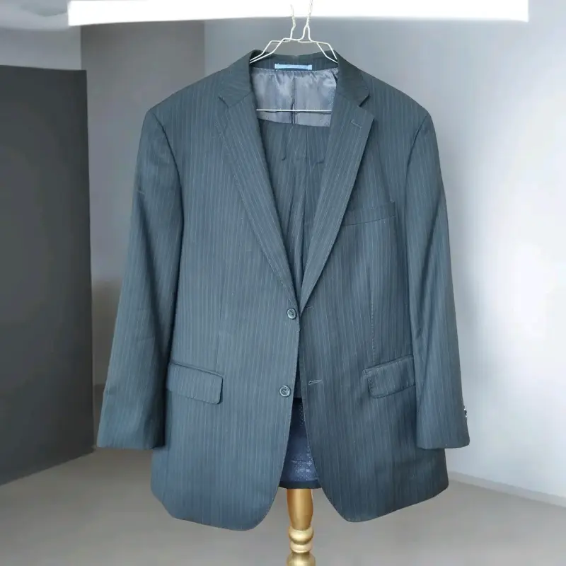 Traje gris a rayas formales