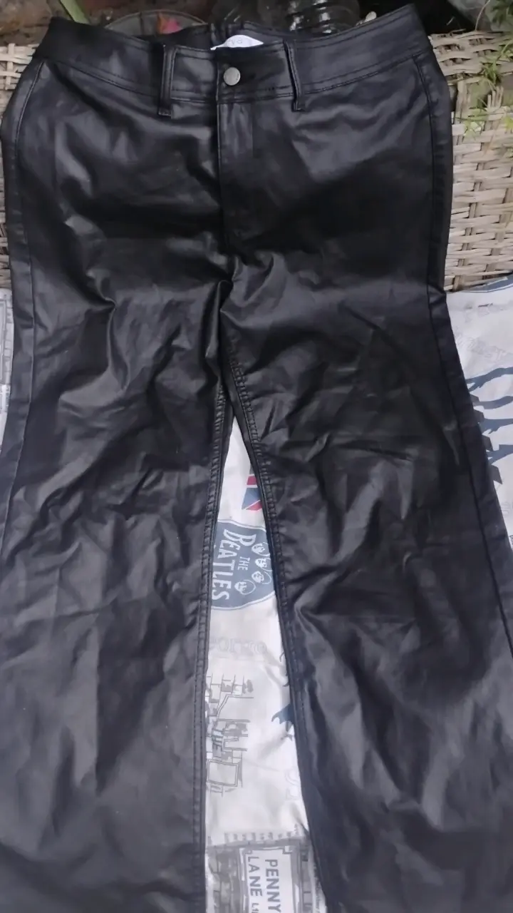 Pantalones de cuero negros - 1