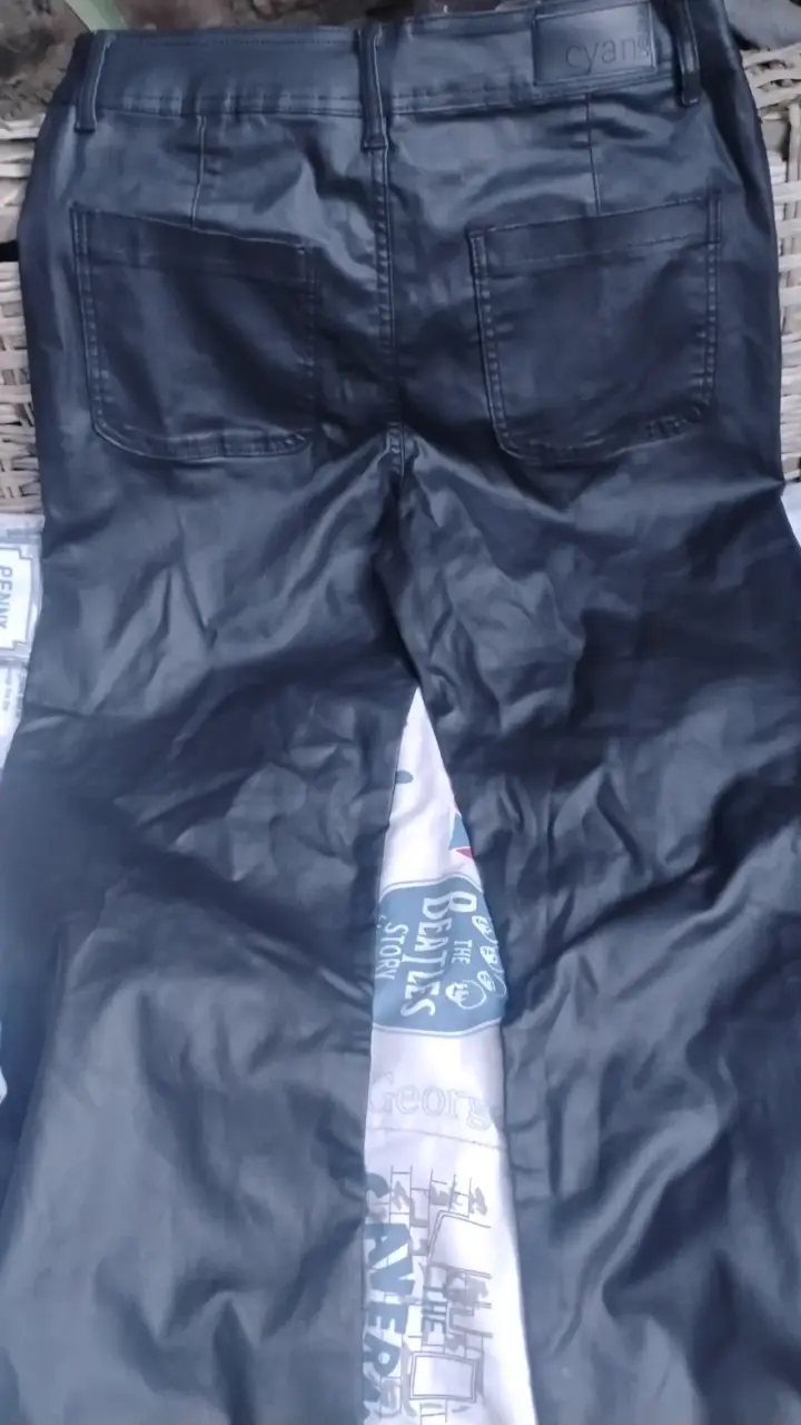 Pantalones de cuero negros - 2