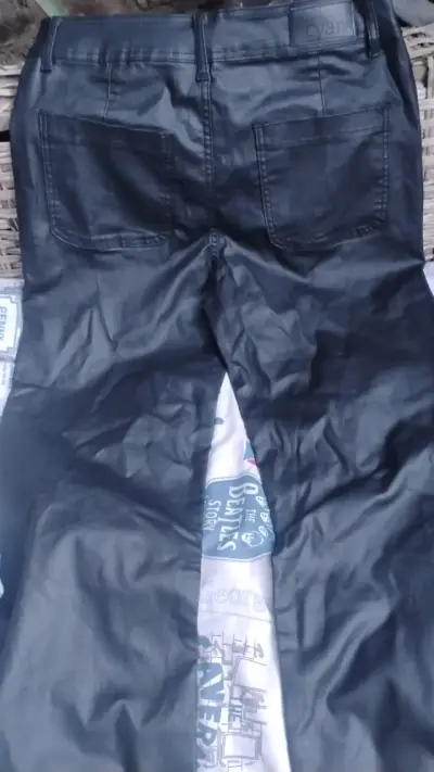 Pantalones de cuero negros - miniatura 2