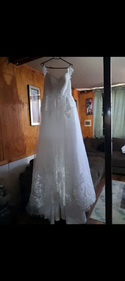 Vestido de novia blanco con encaje - miniatura 1