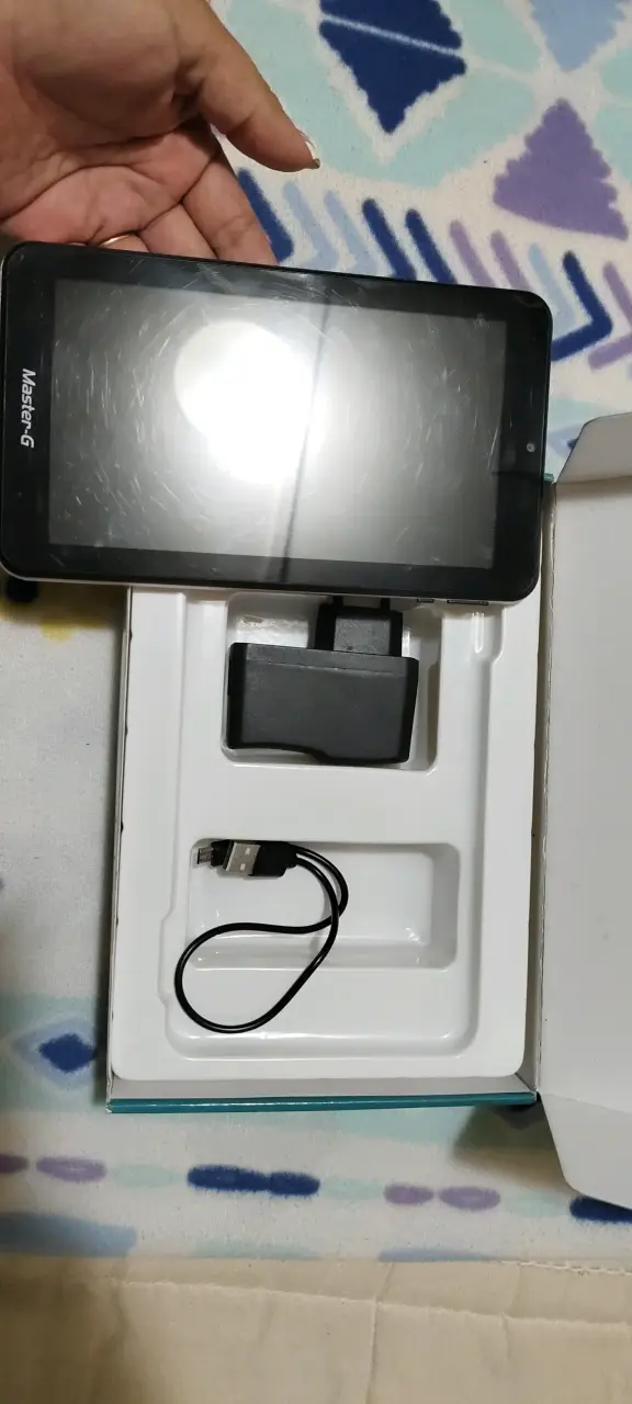 Tablet Master-G rosado con cargador - 1