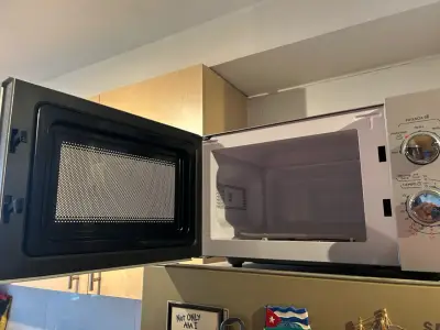 Microondas Midea con perillas plateadas - miniatura 2