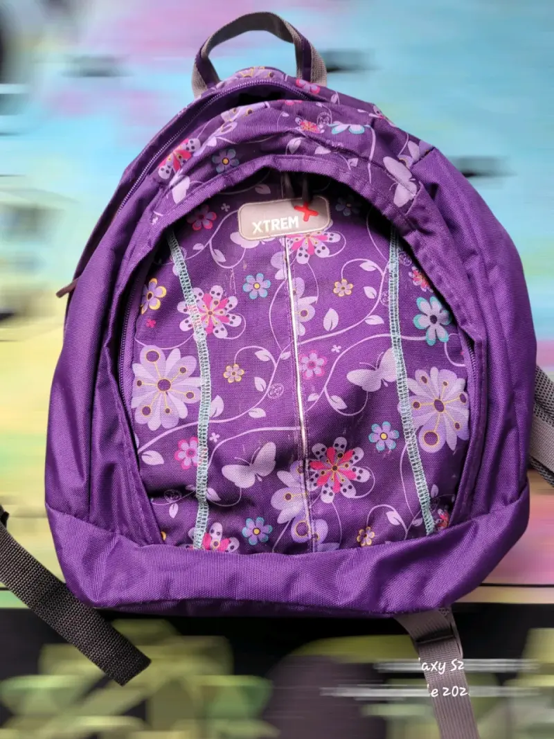 Mochila morada con estampado floral - 1