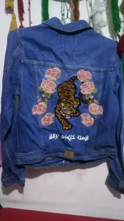 Chaqueta de mezclilla bordada para niña - miniatura 3