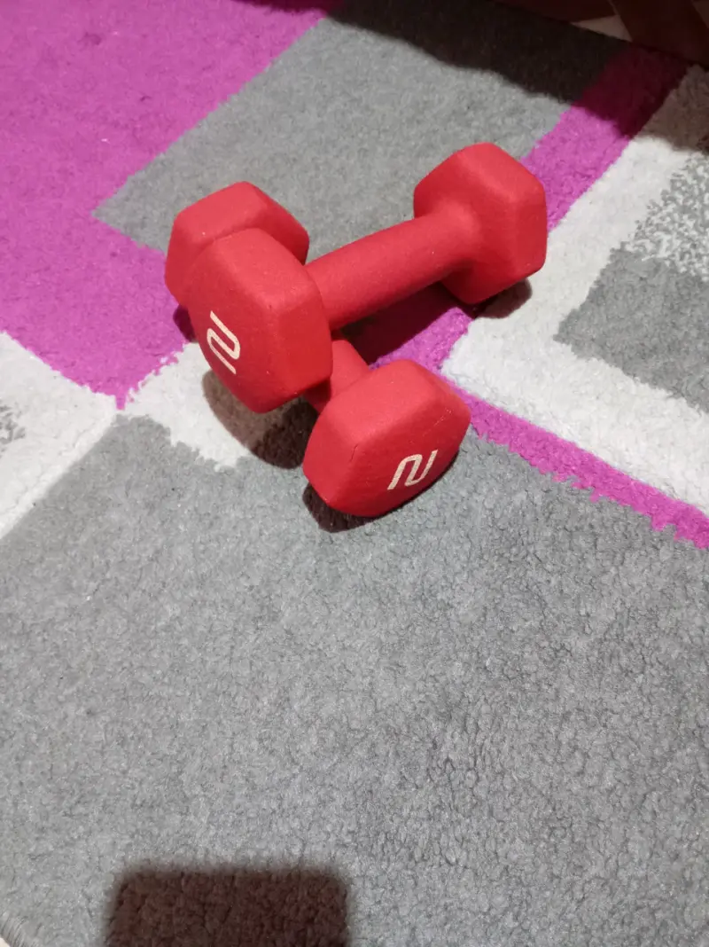 Mancuernas rojas de ejercicio