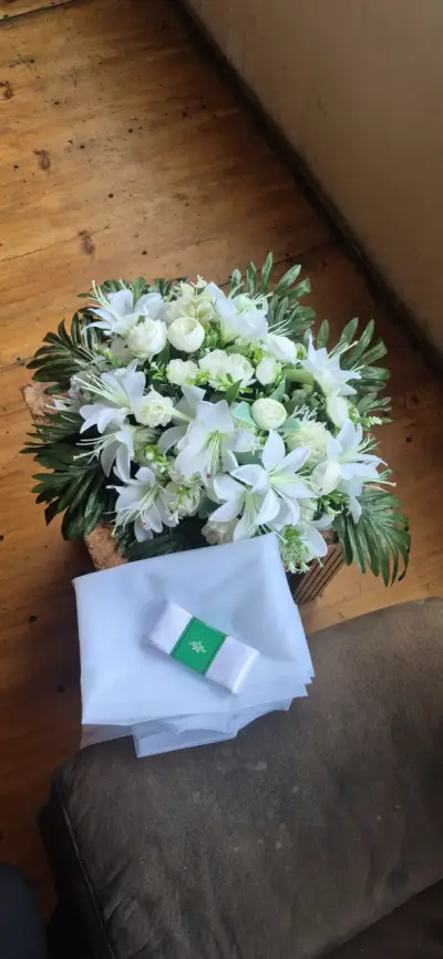 Arreglo floral blanco elegante - miniatura 1