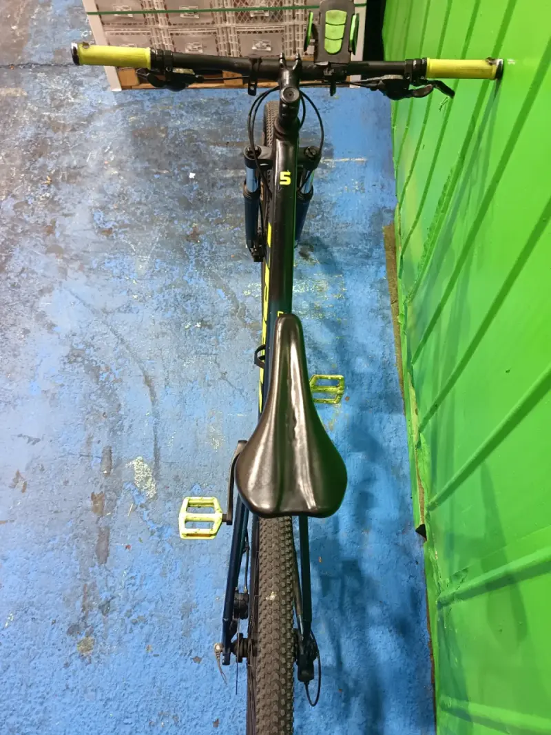 Bicicleta de montaña con manubrios verdes - 1