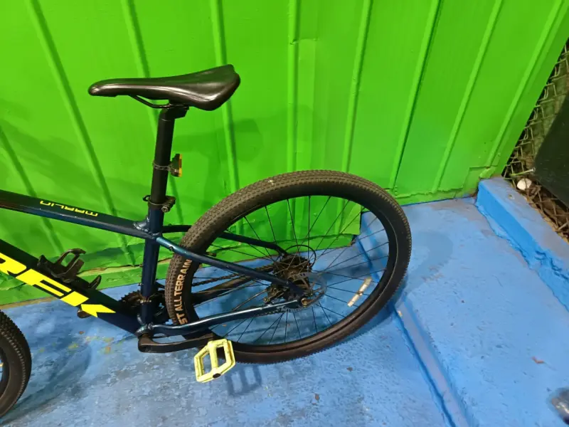 Bicicleta de montaña con manubrios verdes - 2