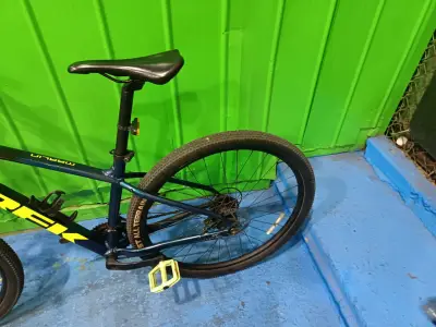 Bicicleta de montaña con manubrios verdes - miniatura 2