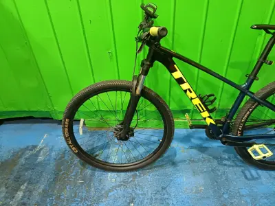 Bicicleta de montaña con manubrios verdes - miniatura 3