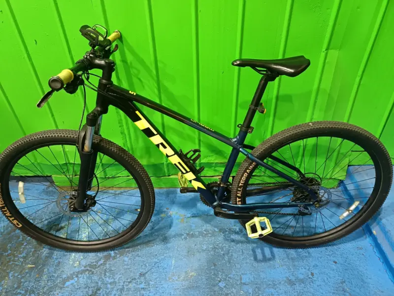 Bicicleta de montaña con manubrios verdes - 4