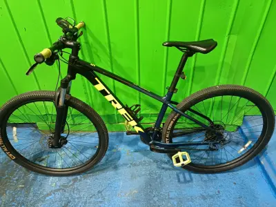 Bicicleta de montaña con manubrios verdes - miniatura 4