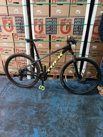 Bicicleta de montaña con manubrios verdes - miniatura 5