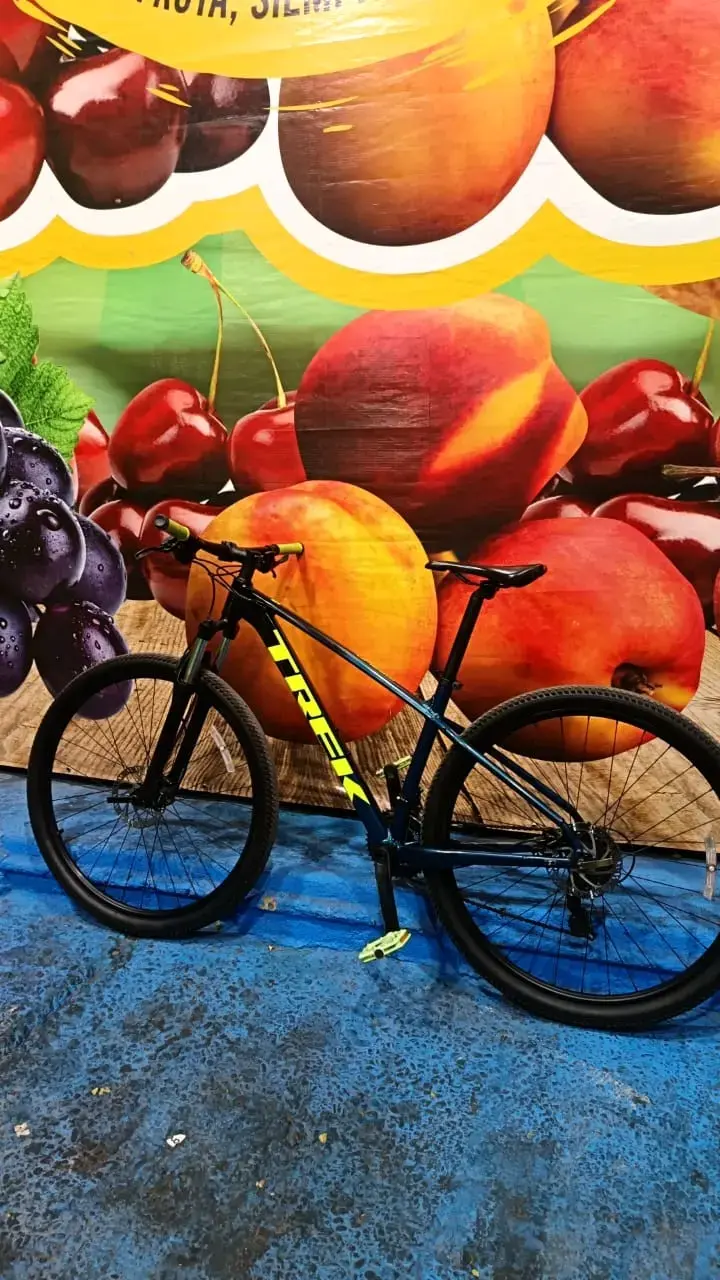 Bicicleta de montaña con manubrios verdes - 6